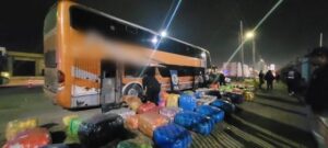 Lee más sobre el artículo Detuvieron en el Camino de Cintura un camión cargado de ropa de contrabando