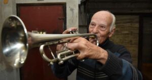 Lee más sobre el artículo Delincuentes golpearon y le robaron la trompeta a un músico de 85 años, en Temperley