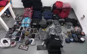 Lee más sobre el artículo Secuestran más de 1.700 uniformes policiales truchos