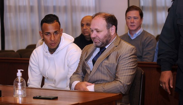 En este momento estás viendo Condenan a Sebastián Villa a dos años y un mes de prisión por violencia de género