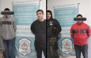 Lee más sobre el artículo Detienen a dos jóvenes acusados de balear y robarle el arma a un policía en Avellaneda