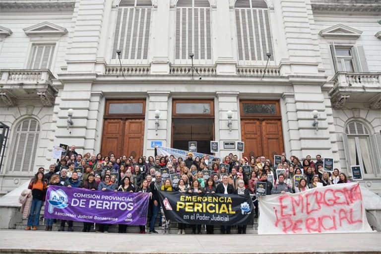 Lee más sobre el artículo Judiciales: Masivo Plenario Provincial de Peritos reclamó por la emergencia del sector