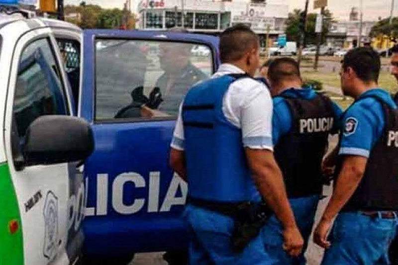 En este momento estás viendo Cuatro policías detenidos acusados de robarle dinero y una campera a un joven
