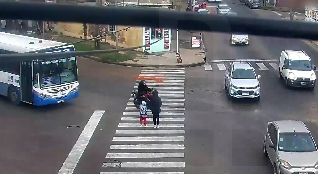 En este momento estás viendo Apresan a un «motochorro» que con arriesgadas maniobras intentaba escapar de la policía en Lanús