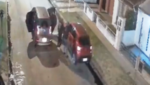 Lee más sobre el artículo Ladrones robaron a una mujer en una parada de colectivos y a su marido el auto en Guillón