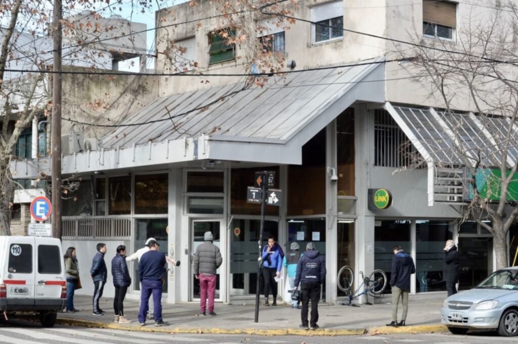 Lee más sobre el artículo Encapuchados, con armas largas y chaleco policial intentan robar un Banco Provincia en La Plata
