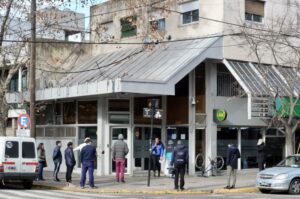 Lee más sobre el artículo Encapuchados, con armas largas y chaleco policial intentan robar un Banco Provincia en La Plata