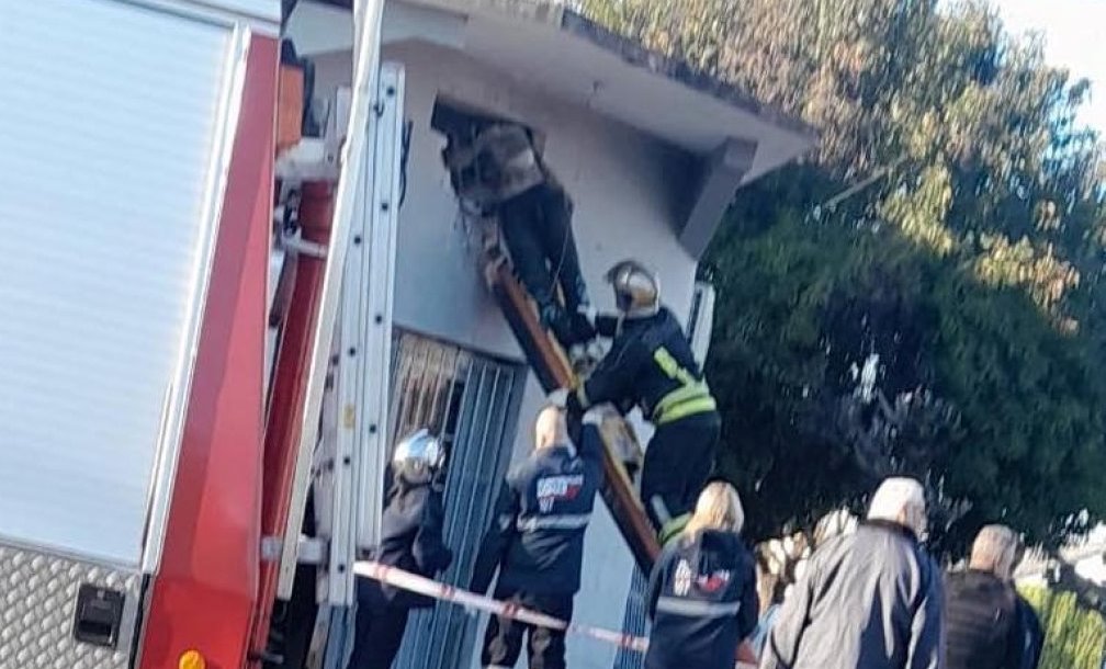 En este momento estás viendo Llavallol: Intentó entrar a robar, quedó trabado entre dos rejas y murió