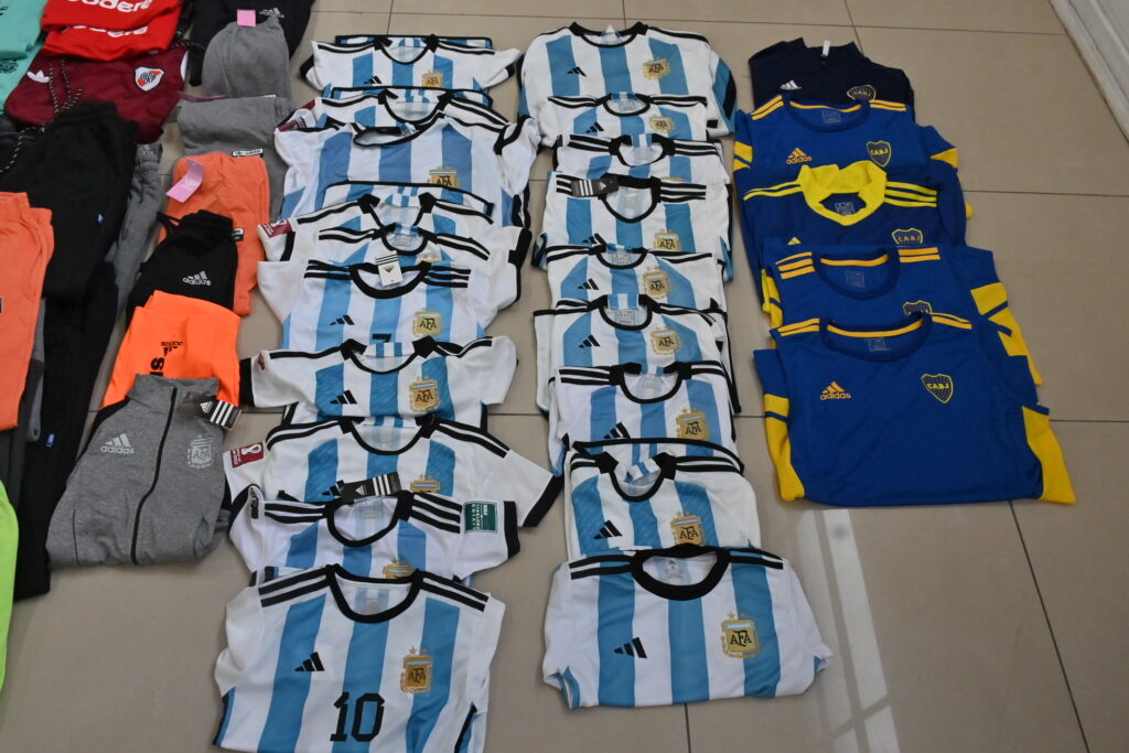 Lee más sobre el artículo Fabricaban ropa falsa de primeras marcas en el centro porteño