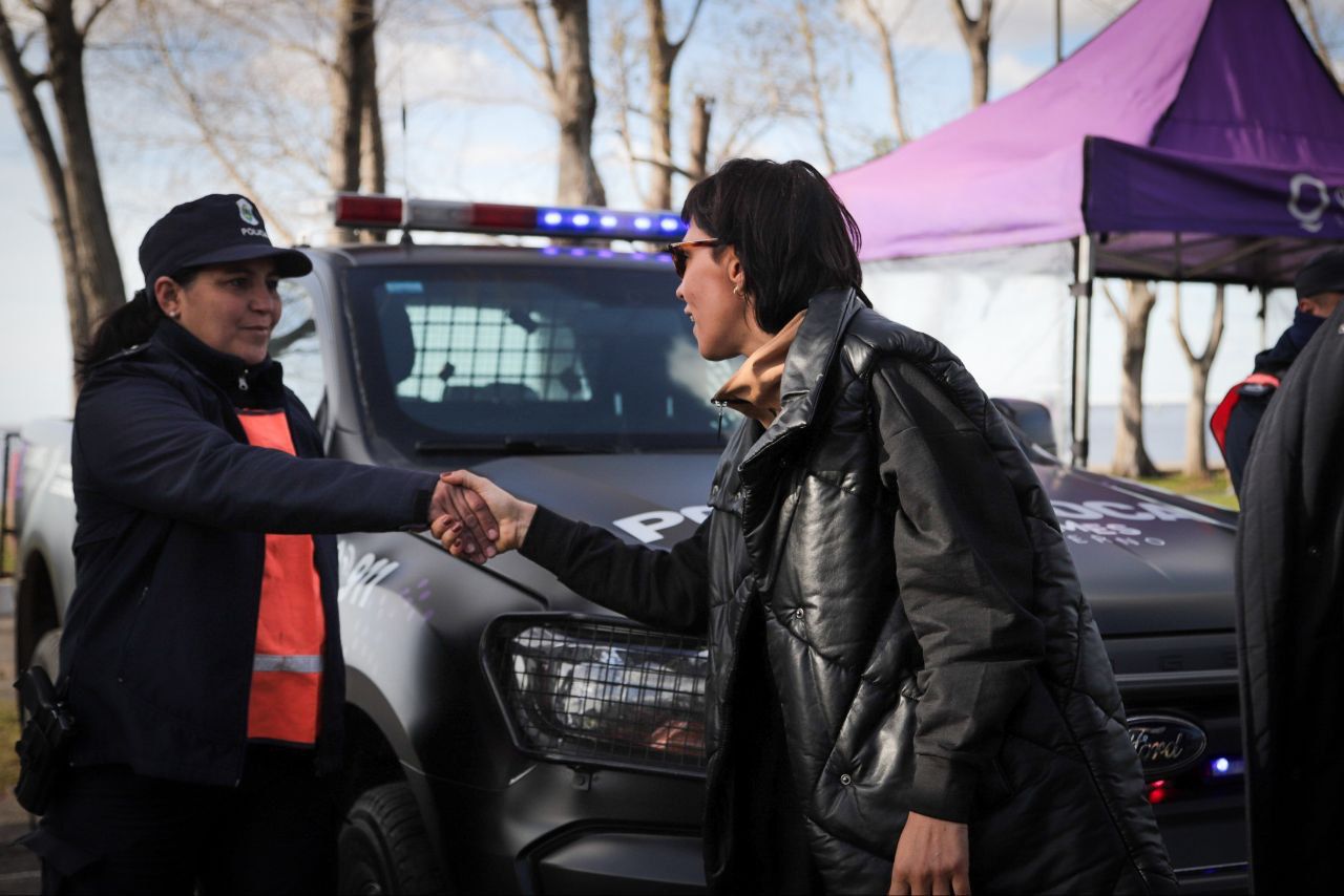 En este momento estás viendo Mayra Mendoza inauguró un destacamento policial y presentó 10 patrulleros comprados por el Municipio