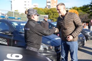 Lee más sobre el artículo Lanús: Kravetz encabezó la entrega de nuevos móviles para la Policía Local
