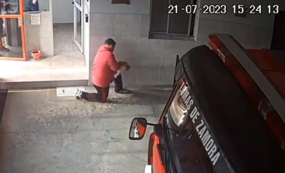 En este momento estás viendo Bomberos de Lomas le salvaron la vida a una beba que se ahogaba