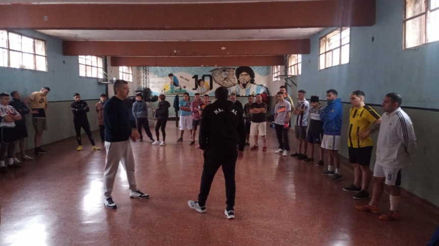 Lee más sobre el artículo Un ex campeón mundial de boxeo brindó una charla motivacional en una cárcel de La Plata