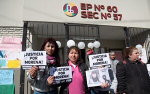 Lee más sobre el artículo Abrazo simbólico a la escuela a la iba Morena cuando la atacaron motochorros en Lanús