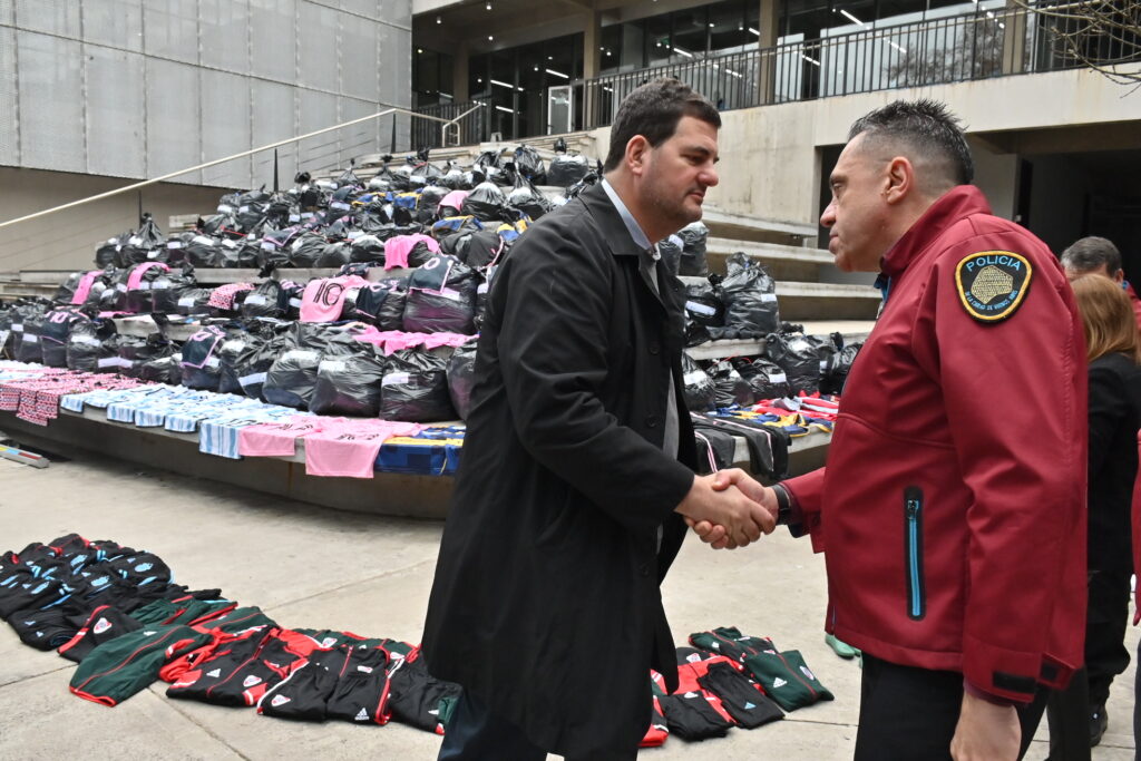 Lee más sobre el artículo Gorras, zapatillas y remeras de Messi: Secuestran más de 30 mil prendas falsificadas por valor de 200 millones de pesos
