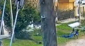 Lee más sobre el artículo Fue filmado sacando un cadáver a la calle en Florencio Varela y quedó preso por homicidio