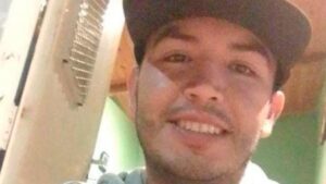 Lee más sobre el artículo Burzaco: Su vecino policía lo confunde con un delincuente, lo asesina de un tiro y su madre pide «justicia»