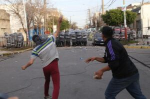 Lee más sobre el artículo Incidentes frente a la comisaría tras el reclamo de justicia por el crimen de Morena