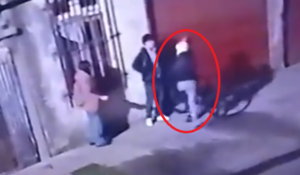 Lee más sobre el artículo Le falta una pierna pero, armado, asaltó a una una pareja en Fiorito y huyó