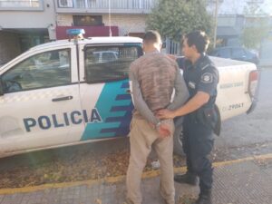Lee más sobre el artículo Vecinos reducen a un hombre que baleó a otro tras robar una cerrajería en Quilmes