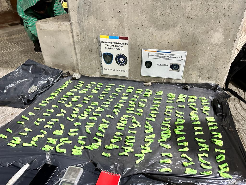 En este momento estás viendo Detienen a dealer con cuchillos y cocaína en los Bosques de Palermo