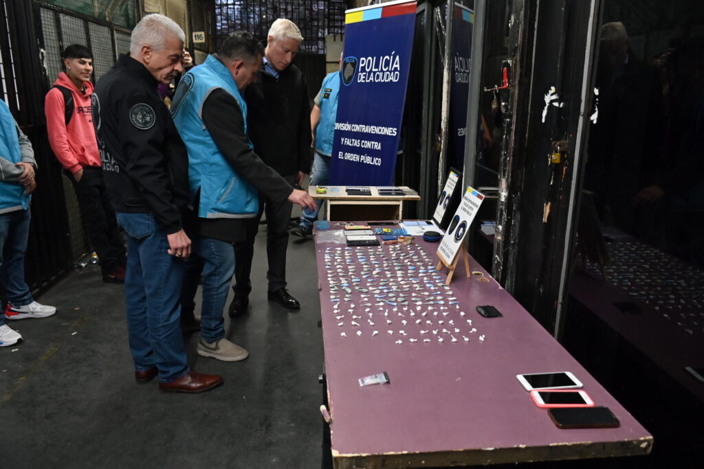 Lee más sobre el artículo Incautan cocaína y celulares robados de una galería de Once