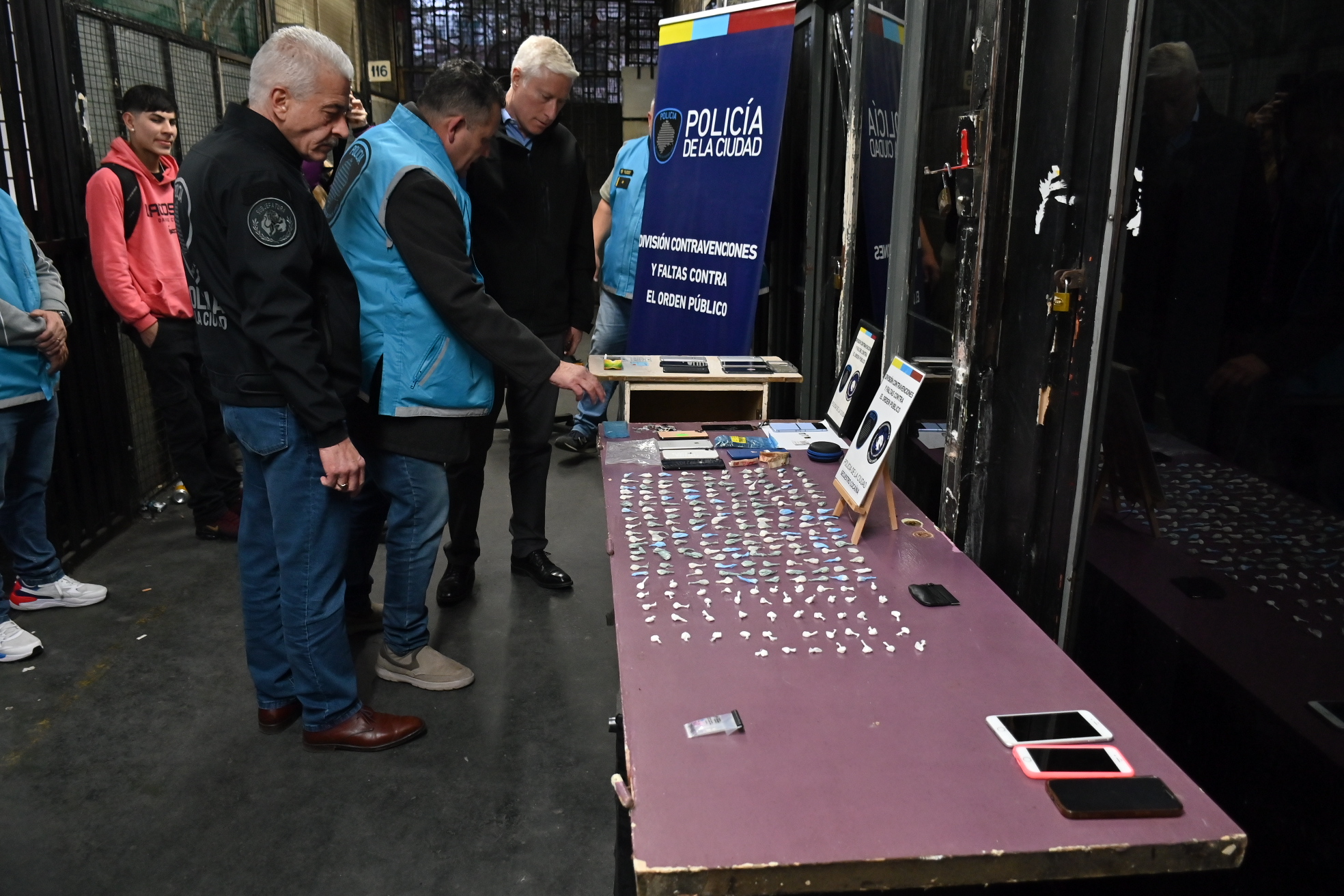 En este momento estás viendo Incautan cocaína y celulares robados de una galería de Once