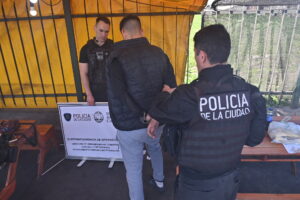 Lee más sobre el artículo Robaron un auto en San Martín para desarmarlo en Soldati y los detuvieron