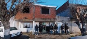 Lee más sobre el artículo Detienen a un policía, a un escribano y a otras ocho personas por fraudes inmobiliarios en La Plata