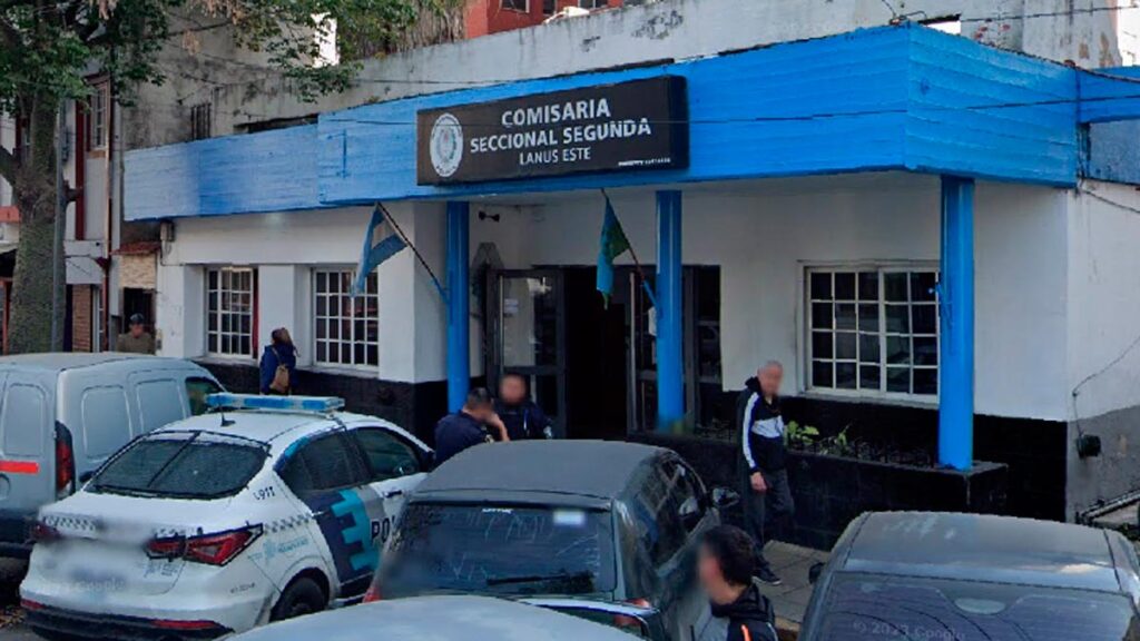Lee más sobre el artículo Cinco presos limaron los barrotes y se fugaron por la puerta principal de una comisaría en Lanús