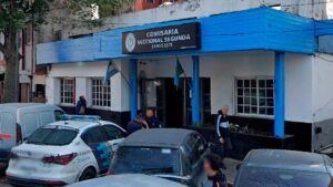 Lee más sobre el artículo Cinco presos limaron los barrotes y se fugaron por la puerta principal de una comisaría en Lanús