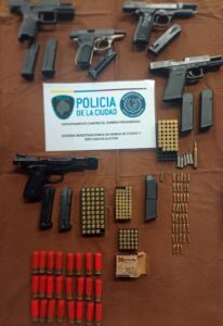 Lee más sobre el artículo Investigaban una causa por amenazas y secuestraron un arsenal ilegal en San Martín