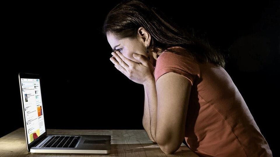 En este momento estás viendo Especialistas exponen sobre violencia de género digital en la UBA