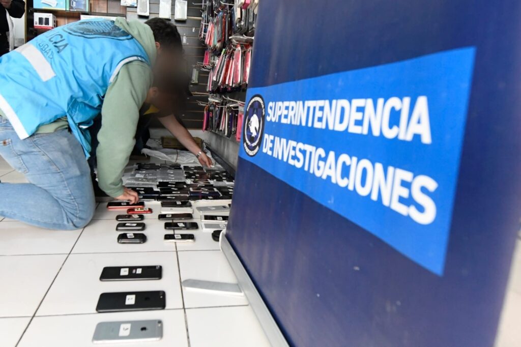Lee más sobre el artículo Clausuran un local en Flores que vendía teléfonos robados