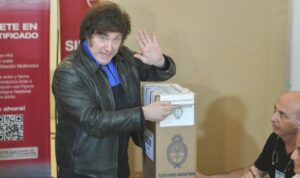 Lee más sobre el artículo Milei votó entre el tumulto, la euforia y simpatizantes que le cantaron el feliz cumpleaños