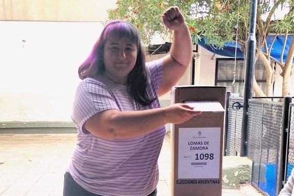 En este momento estás viendo Votó Paula Canalis, candidata a intendenta de Lomas por el Frente de Izquierda
