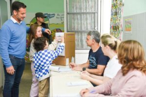 Lee más sobre el artículo Julián Álvarez votó en Lanús «con la esperanza de construir la ciudad que nos merecemos»