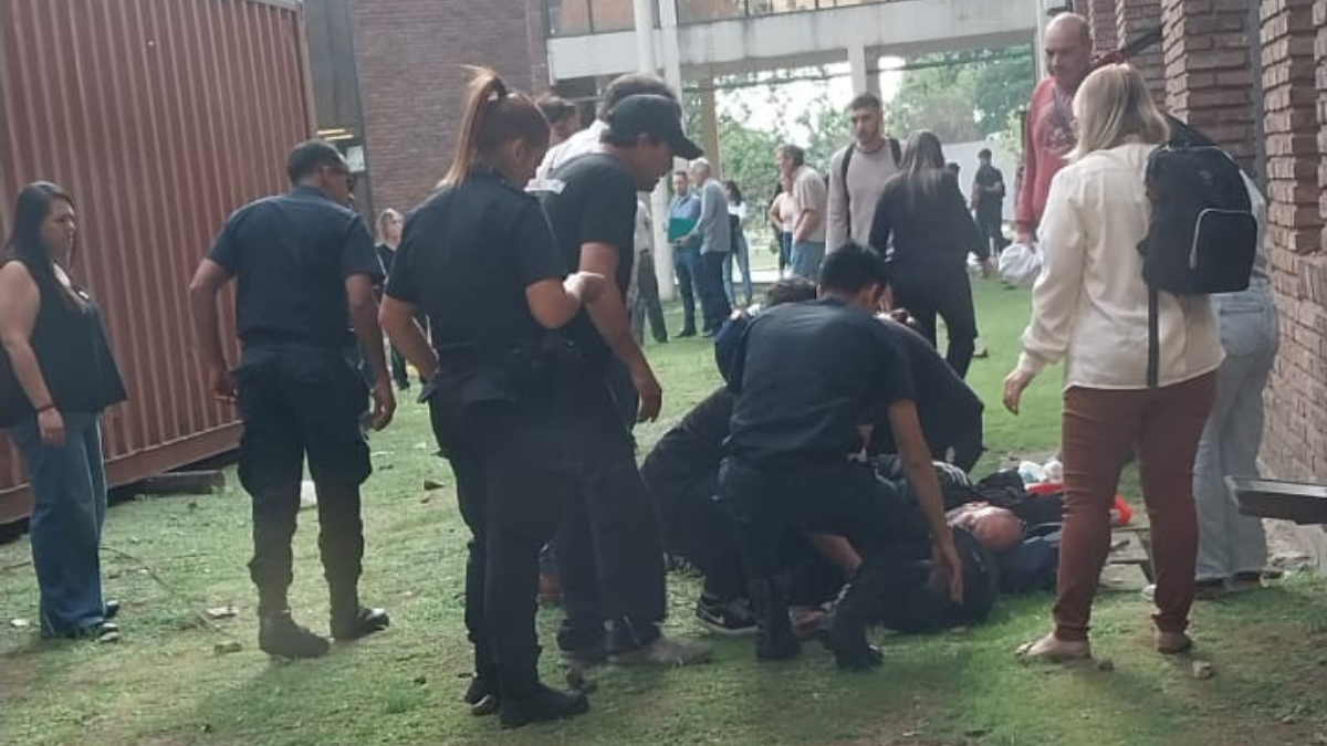 En este momento estás viendo Balean a un hombre y le roban la moto en la Facultad de Derecho de Lomas