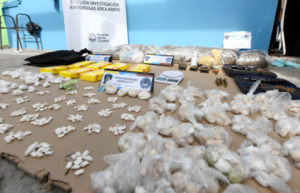 Lee más sobre el artículo Desbaratan la red narco «El Techito» en el Barrio 31 y hay 5 detenidos, 26 kilos de droga y armas