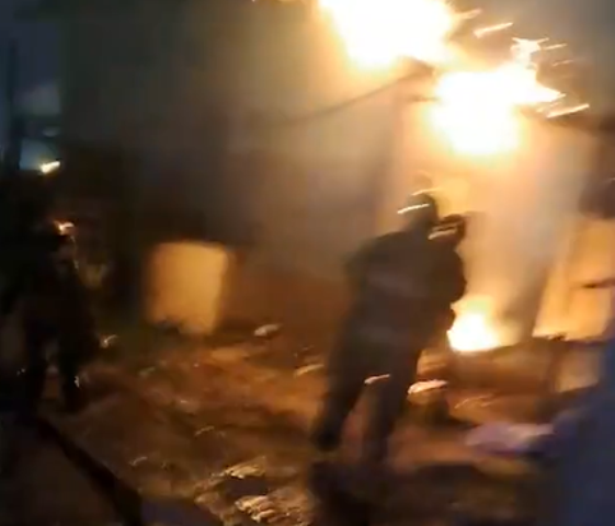 En este momento estás viendo Saquean e incendian una casa de Moreno en venganza por un homicidio: seis detenidos