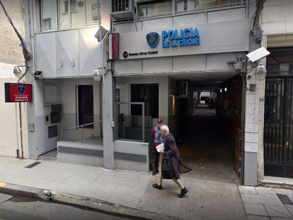 Lee más sobre el artículo Rompen una reja y dos presos se fugan caminando por la puerta de una comisaría en Recoleta