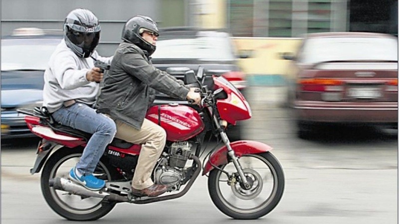 En este momento estás viendo Rompen los vidrios de un auto y roban un bolso con 3 millones de pesos en el Microcentro