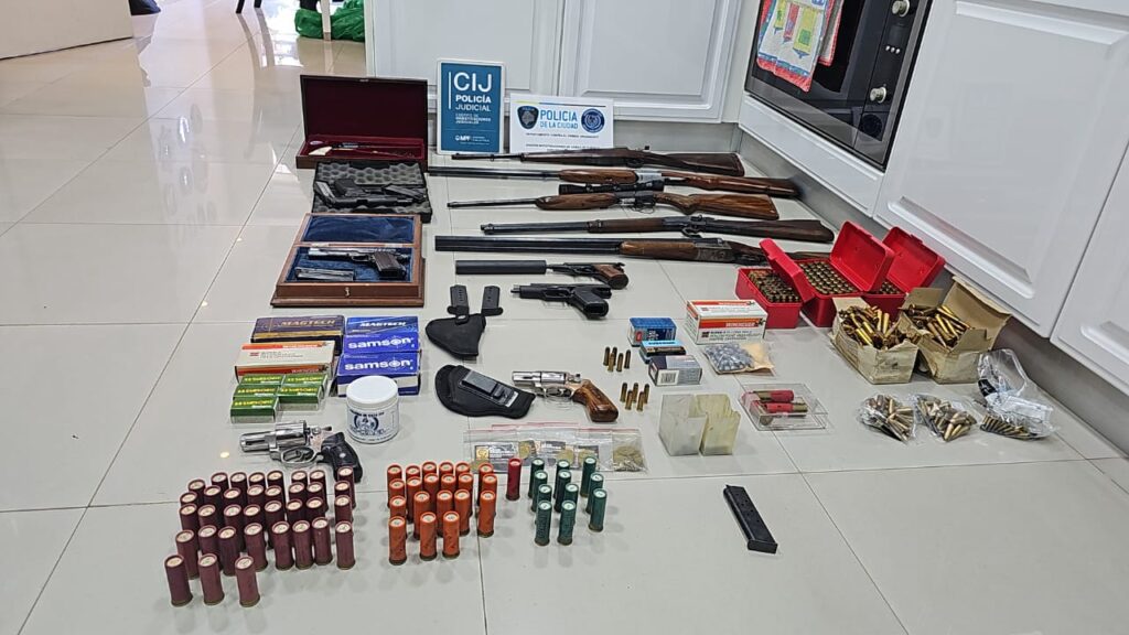 Lee más sobre el artículo Puerto Madero: Allanan un departamento y secuestran un arsenal de armas y municiones