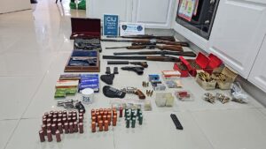 Lee más sobre el artículo Puerto Madero: Allanan un departamento y secuestran un arsenal de armas y municiones