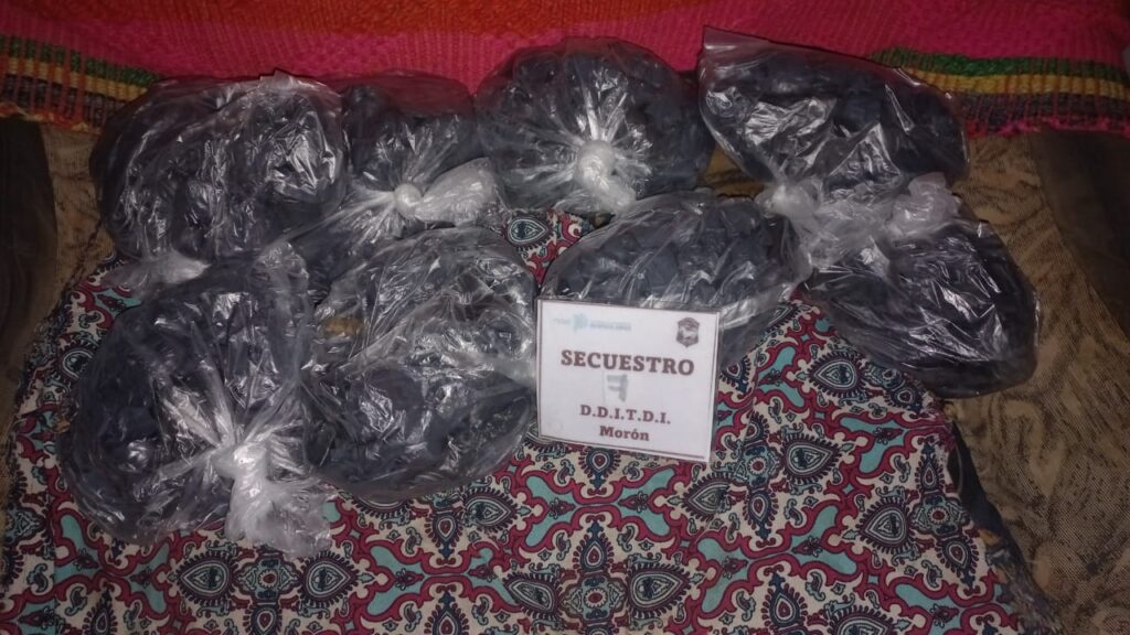 Lee más sobre el artículo Tres detenidos acusados de vender cocaína, marihuana y tusi en el Conurbano