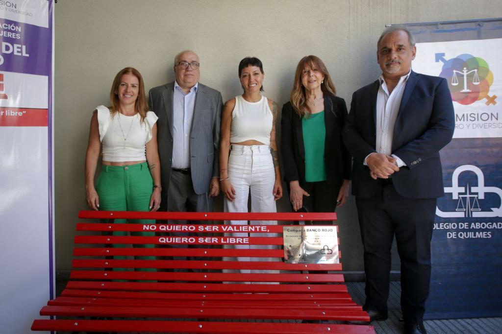 Lee más sobre el artículo Inauguraron un banco rojo en el anexo del Colegio de Abogados de Quilmes