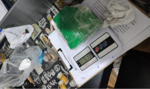 Lee más sobre el artículo Lo detienen en la casa de sus padres acusado de vender droga en el barrio de Versalles