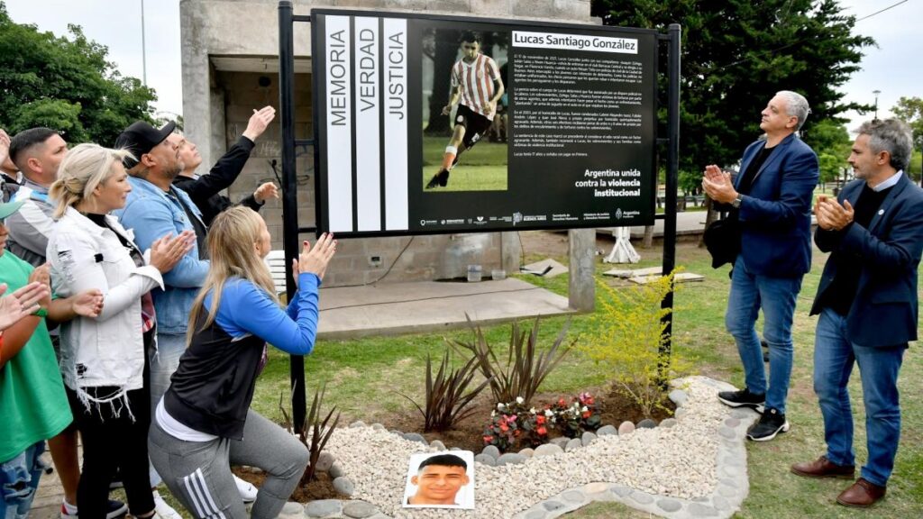Lee más sobre el artículo Emotivo acto de señalización en homenaje a Lucas González, el joven asesinado en Barracas