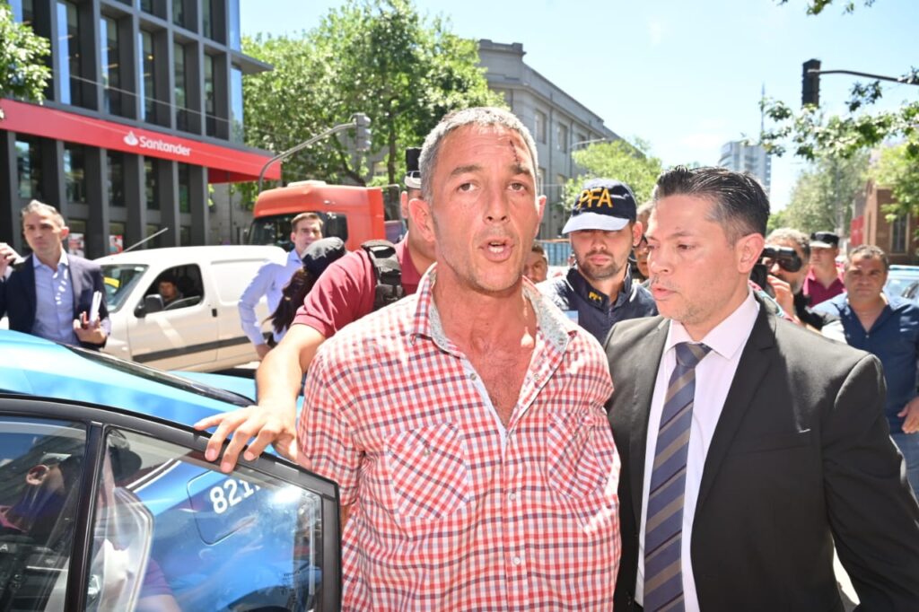 Lee más sobre el artículo Detienen en la puerta de un canal de TV al hombre que le arrojó un botellazo al presidente Milei