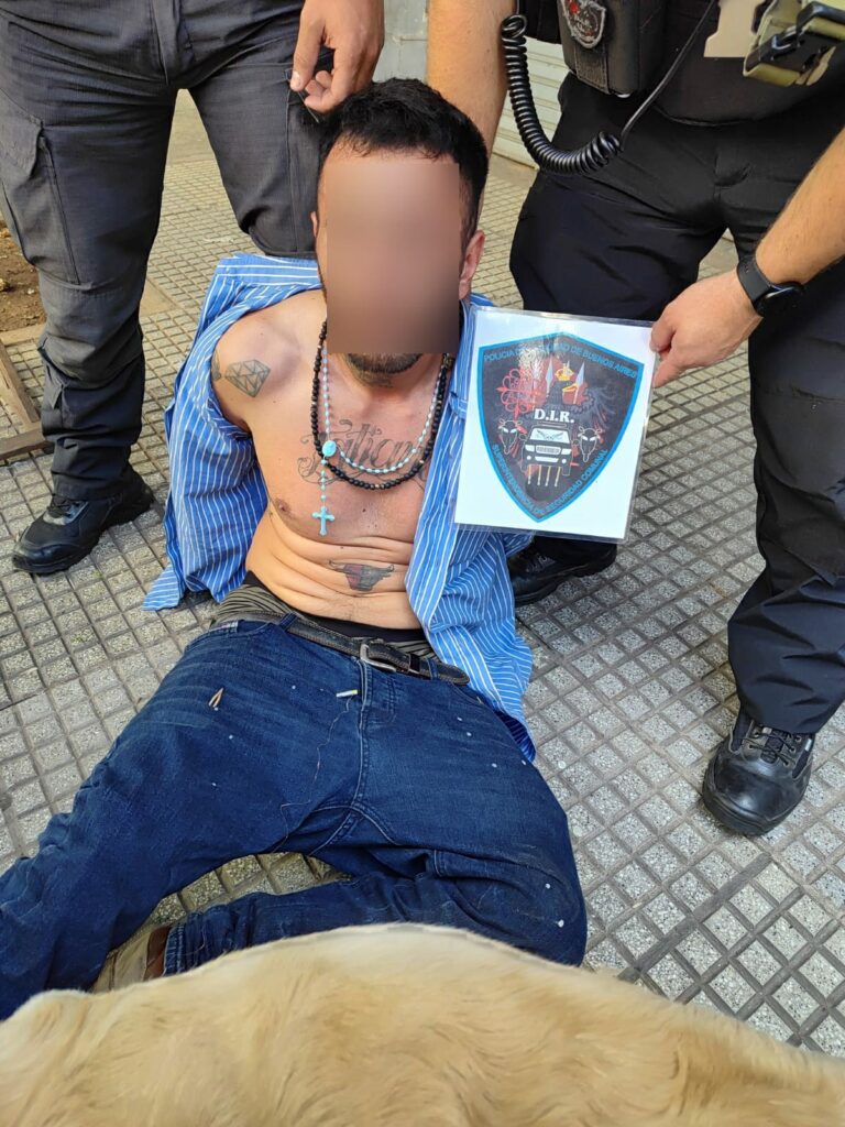 Lee más sobre el artículo Balvanera: Detienen con la pistola Taser a ladrón que amenazó lesionarse con un cuchillo